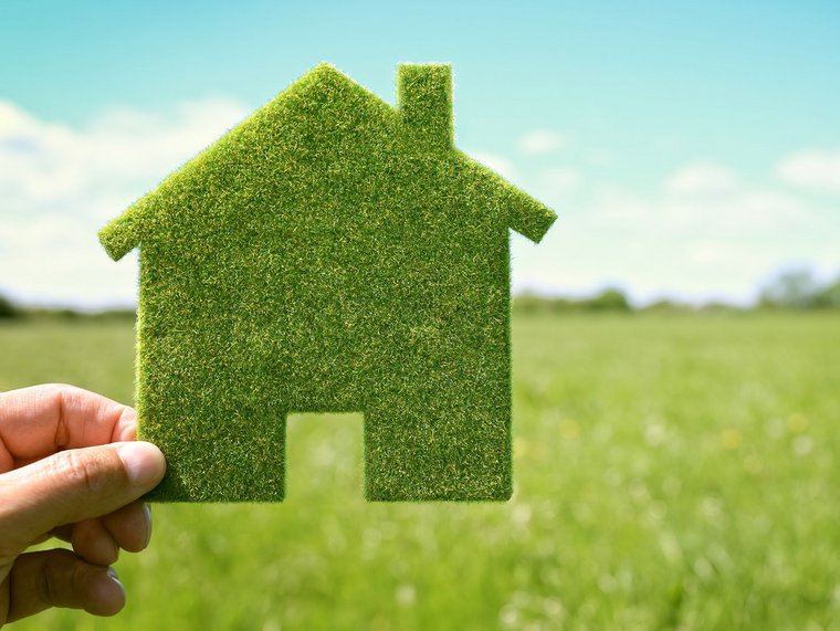 Haus aus Gras zur Darstellung von Ökologie und grüner Energie 